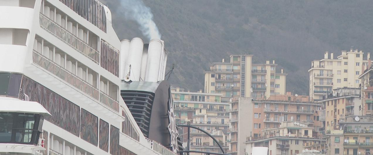 Il fumo di una nave in porto a Genova