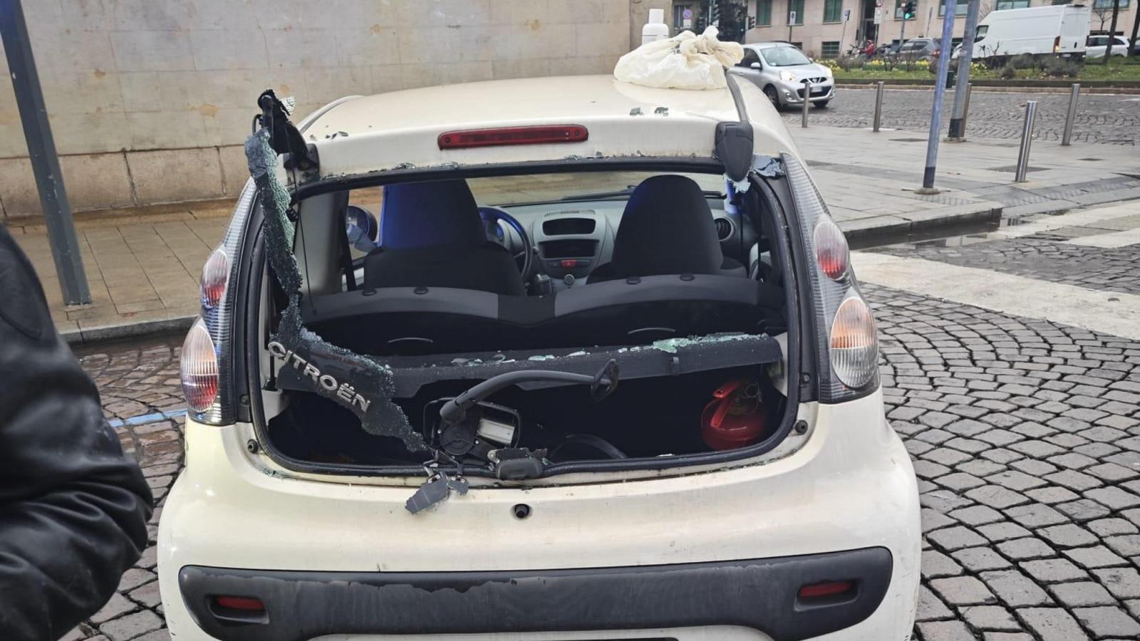 Ecco l'auto della Polizia Locale con il lunotto in frantumi