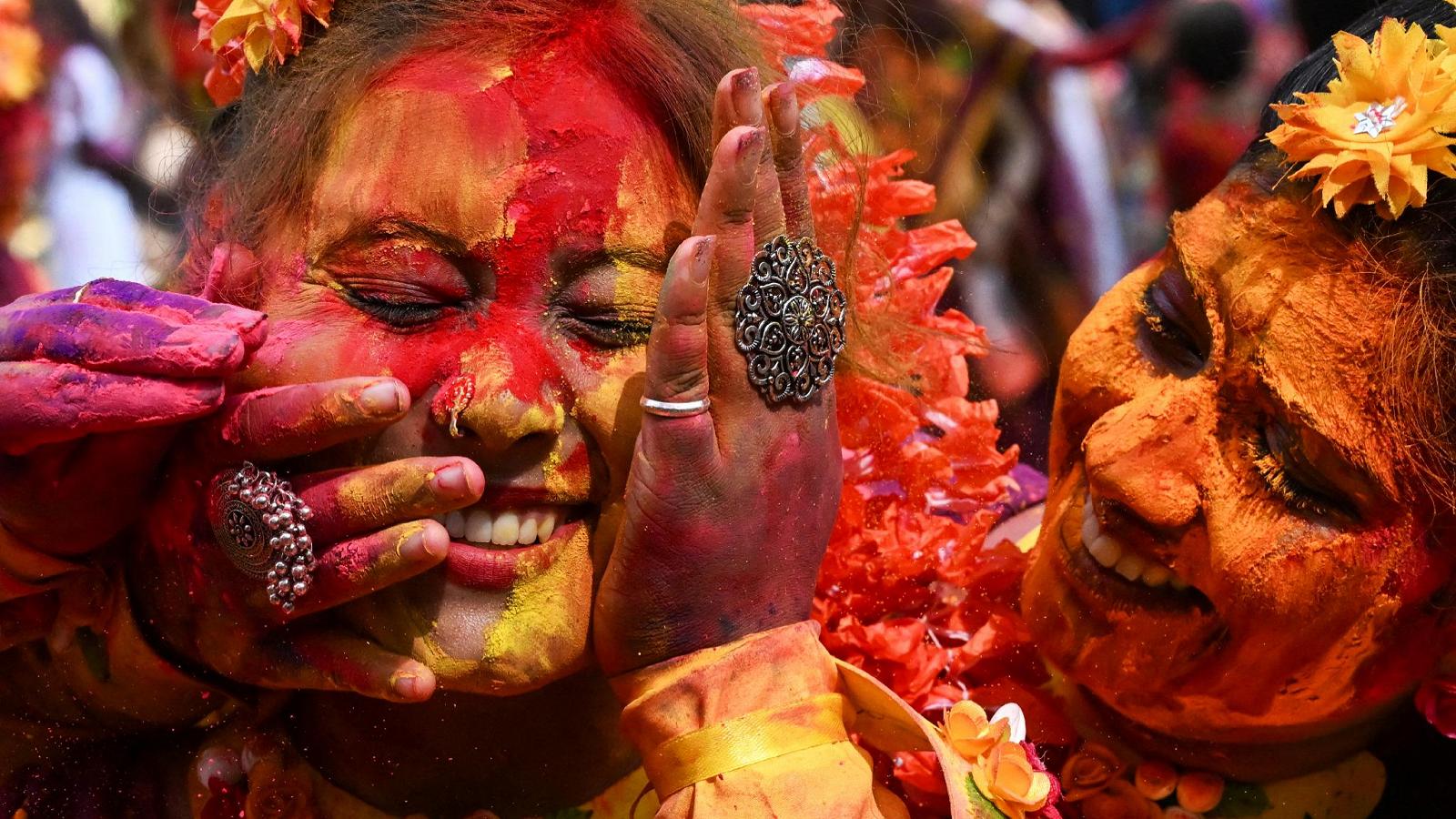 Holi, la festa di primavera che colora d'arcobaleno l'India, le foto