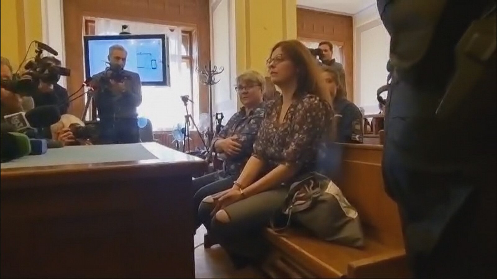 Le immagini di Ilaria Salis in tribunale a Budapest