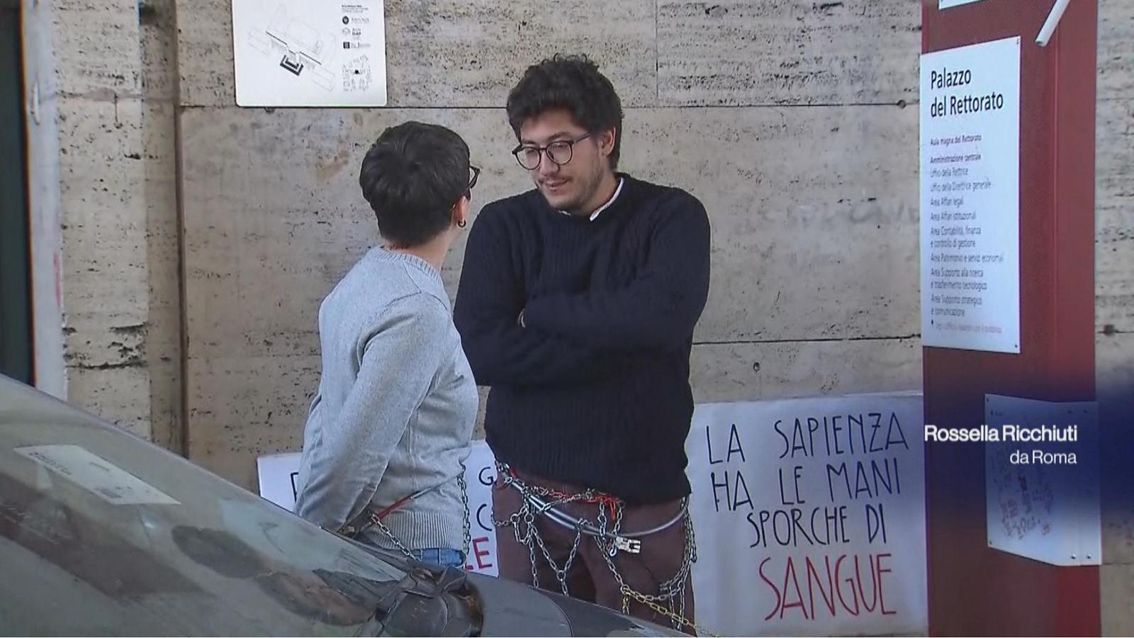 Studenti incatenati e in sciopero della fame alla Sapienza. Scarcerati i 2 fermati
