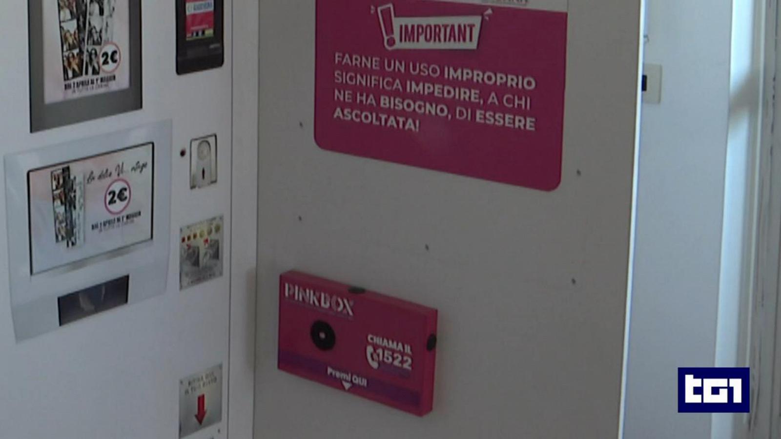 Pinkbox, premere un pulsante in una cabina fototessera per ottenere aiuto immediato