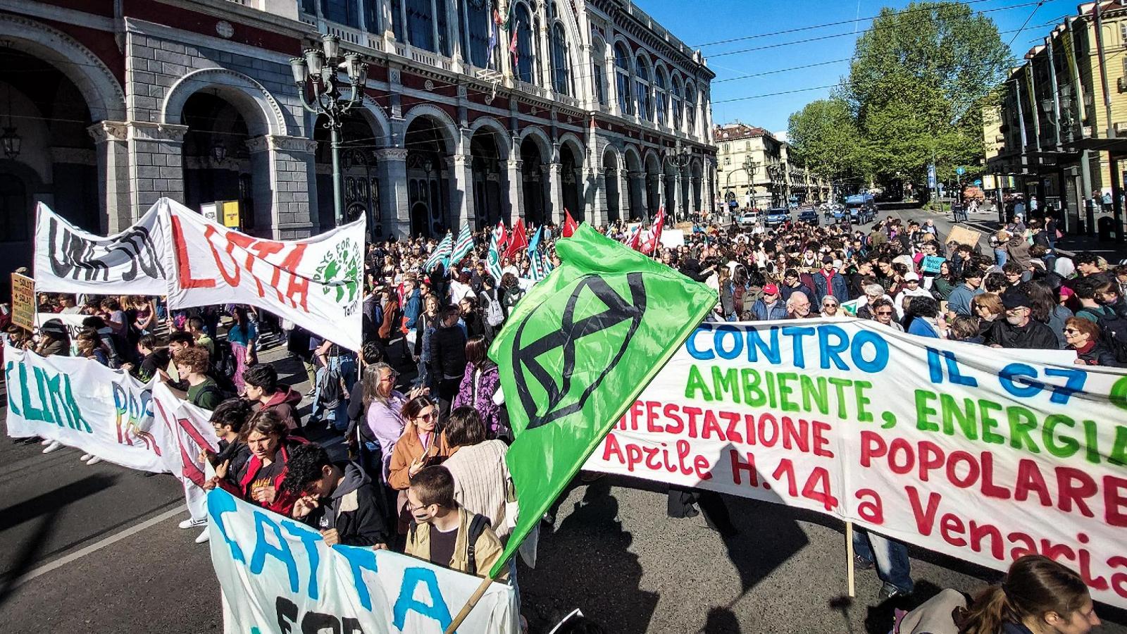 Da Torino a Napoli studenti in piazza per il clima e per il cessate il fuoco in Medio Oriente