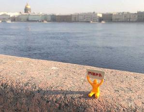 Una miniatura manifesta per la pace a San Pietroburgo