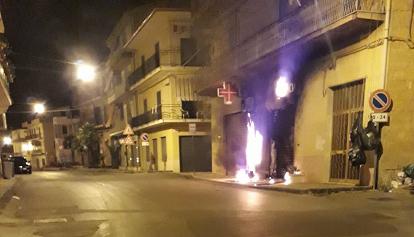 Barrafranca: auto distrugge farmacia, probabile atto intimidatorio