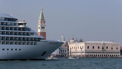 Venezia, appello del Fai all'Unesco: togliamo le grandi navi dalla laguna