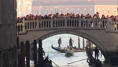 Grandi navi e caos turismo. Il grido di Italia Nostra "Venezia muore"