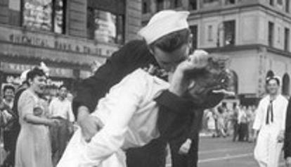 Umrl mornar, ki je na znameniti fotografiji poljubljal medicinsko sestro