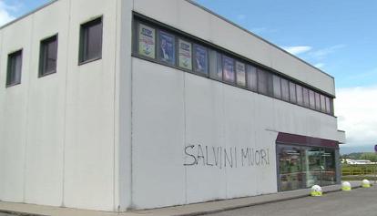 Scritta contro Salvini sotto le finestre della Lega