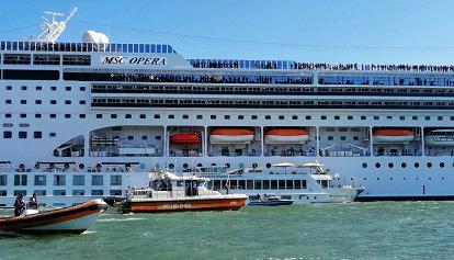 Paura a Venezia: collisione tra nave da crociera e battello turistico