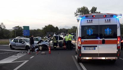 Incidente stradale tra due auto a Tavagnacco, tre i feriti 