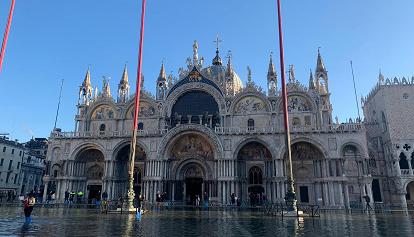 Venezia, giorno di Natale con l'acqua alta. Picco di 119 cm