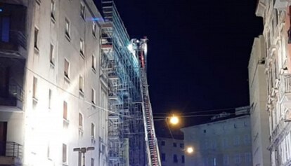 Incendio a Trieste, evacuato un palazzo