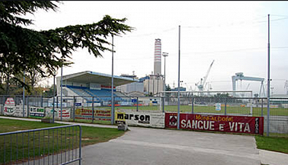 A Monfalcone presto demolita la tribuna del campo sportivo di via Boito
