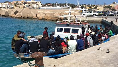 Verlassene Migrantenboote auf Lampedusa in Brand gesetzt