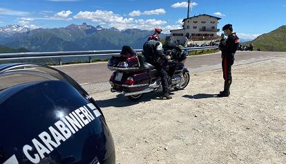 Carabinieri kontrollieren Motorradfahrer auf den Pässen 