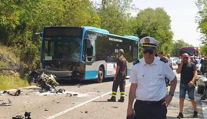 Schianto moto-bus sulla strada per Basovizza, muore un Vigile del fuoco