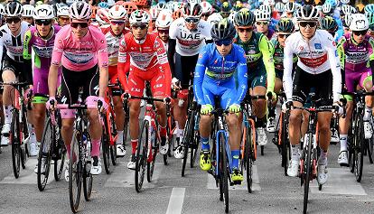 Straßensperren für Radprofis: Der Giro rollt durch Südtirol
