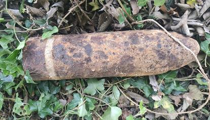 Proiettile di mortaio affiora in un terreno agricolo a Medeazza