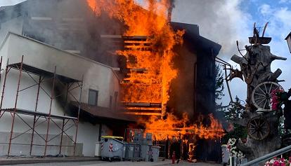 Monte Bondone, in fiamme l'hotel Dolomiti a Vason