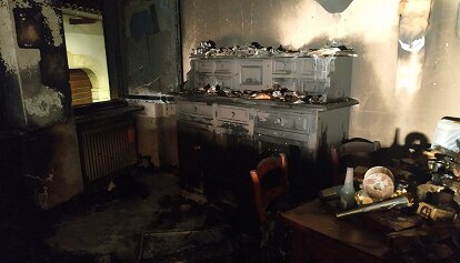 Brucia la cucina di un appartamento. Un ferito per intossicazione da fumo