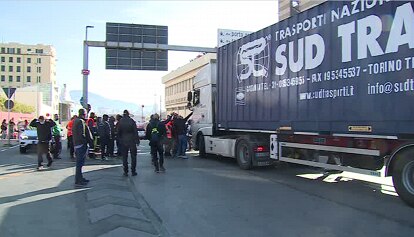Porto Genova, 48 ore di sciopero contro il green pass