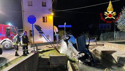Esce di strada con l'auto che si rovescia nel canale Ledra a Lestizza