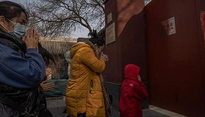 Kitajska noče tvegati: ob peščici okužb že zaprtje milijonskega mesta