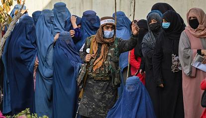 Afghanistan, i talebani vietano alle donne i viaggi senza un parente uomo