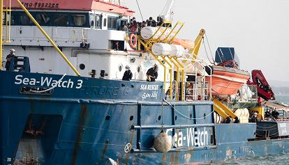 Migranti: la Sea Watch 3 con 440 migranti a bordo sbarcherà a Pozzallo