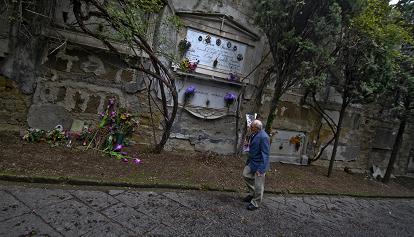 Napoli, crolla una parte del Cimitero Monumentale di Poggioreale 