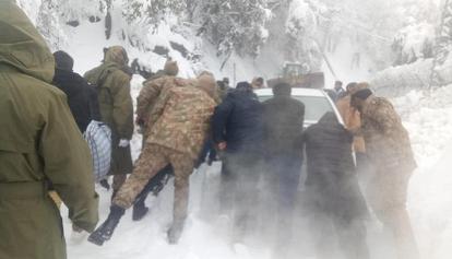 Migliaia di auto bloccate dalla neve in Pakistan: almeno 21 turisti morti di freddo