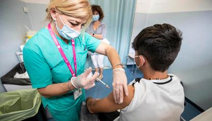 Napoli: bimbi in fila per il vaccino. La scuola diventa hub 