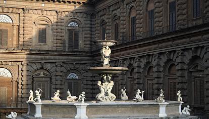 Firenze, il logo dello sponsor proiettato sui monumenti: è polemica