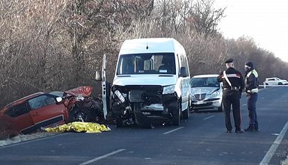 Incidente della strada a Carlino, auto contro scuolabus, muore un anziano