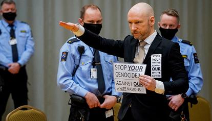 Strage di Utoya, Breivik torna in aula e chiede la libertà condizionata. Poi fa il saluto nazista