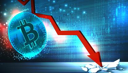 Bitcoin: nuovo crollo, cede oltre il 50% dal record di novembre 
