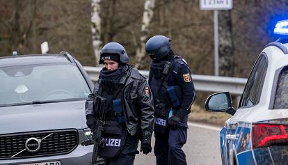 Germania, uccisi 2 poliziotti durante un controllo di routine, è caccia all'aggressore