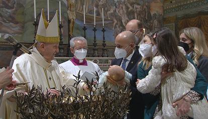 Papa Francesco battezza 16 neonati: "Se hanno fame allattateli"