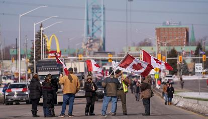 Canada, la protesta dei camionisti no-vax blocca gli Usa. Stimati danni da 300 milioni al giorno
