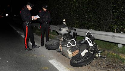 Scontro tra una moto e un monopattino a Trezzano sul Naviglio: due morti
