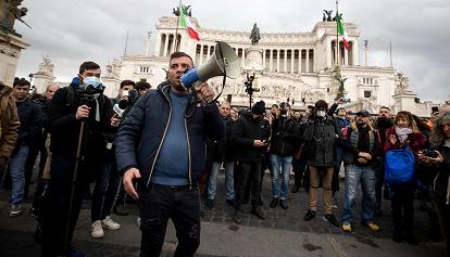 Manifestazione no green pass a Piazza Venezia, denunciati gli organizzatori
