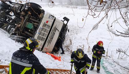 Incidente in Valsugana: camion rovesciato con persona rimasta incastrata