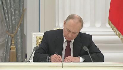 Putin firma in diretta tv il riconoscimento delle repubbliche separatiste del Donbass