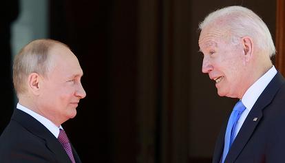 Putin firma il riconoscimento del Donbass e manda i peacekeeper. Biden: stop agli investimenti Usa