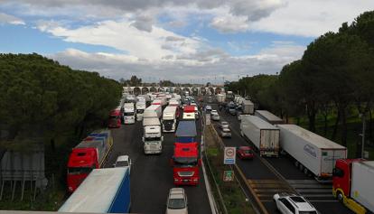 Caro benzina, sciopero dei camionisti: blocchi sull'autostrada nel Catanese
