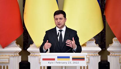 Zelensky conferma le ambizioni di aderire a Nato e Ue. Parlamento Kiev proclama stato di emergenza