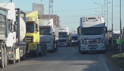 Caro carburante, proteste in tutta Italia degli autotrasportatori: blocchi mobili su A1 e A30