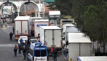 Trasportatori in agitazione in tutta Italia, furgoni, camion, tir e anche trattori agricoli fermi