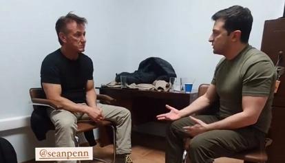 Sean Penn è in Ucraina per raccontare la guerra. Zelensky: "Grati per il suo coraggio"